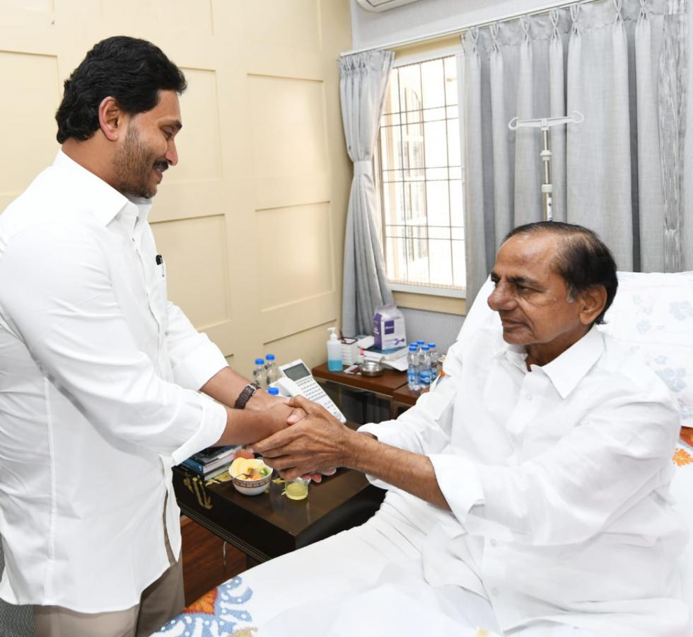 AP CM YS Jagan Meets BRS Chief KCR At Hyderabad - Sakshi11