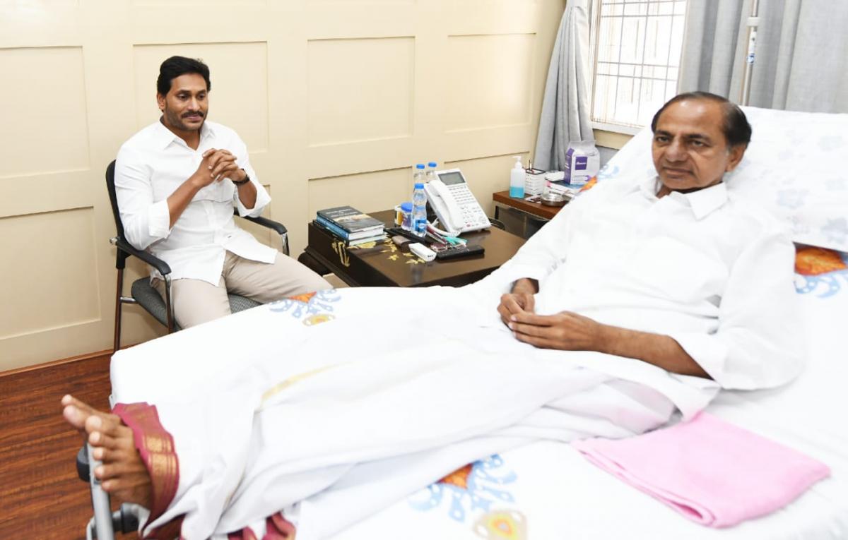 AP CM YS Jagan Meets BRS Chief KCR At Hyderabad - Sakshi14