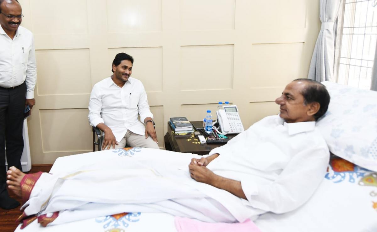 AP CM YS Jagan Meets BRS Chief KCR At Hyderabad - Sakshi15