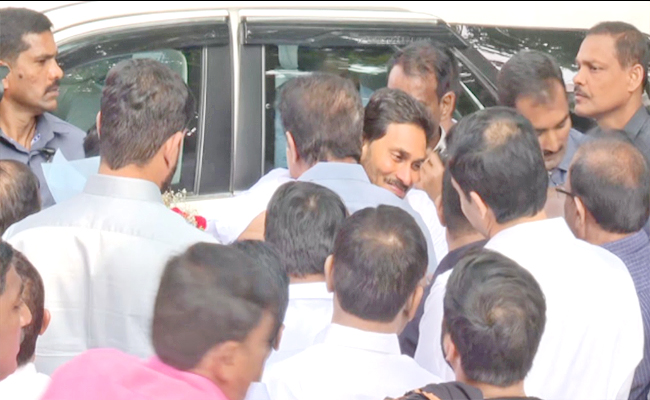 AP CM YS Jagan Meets BRS Chief KCR At Hyderabad - Sakshi5