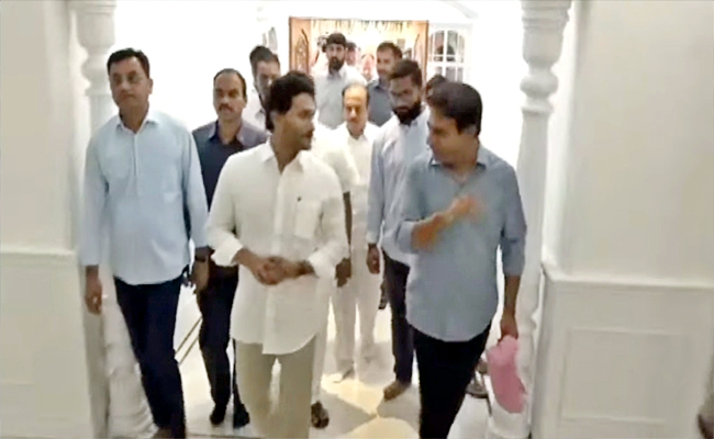 AP CM YS Jagan Meets BRS Chief KCR At Hyderabad - Sakshi3