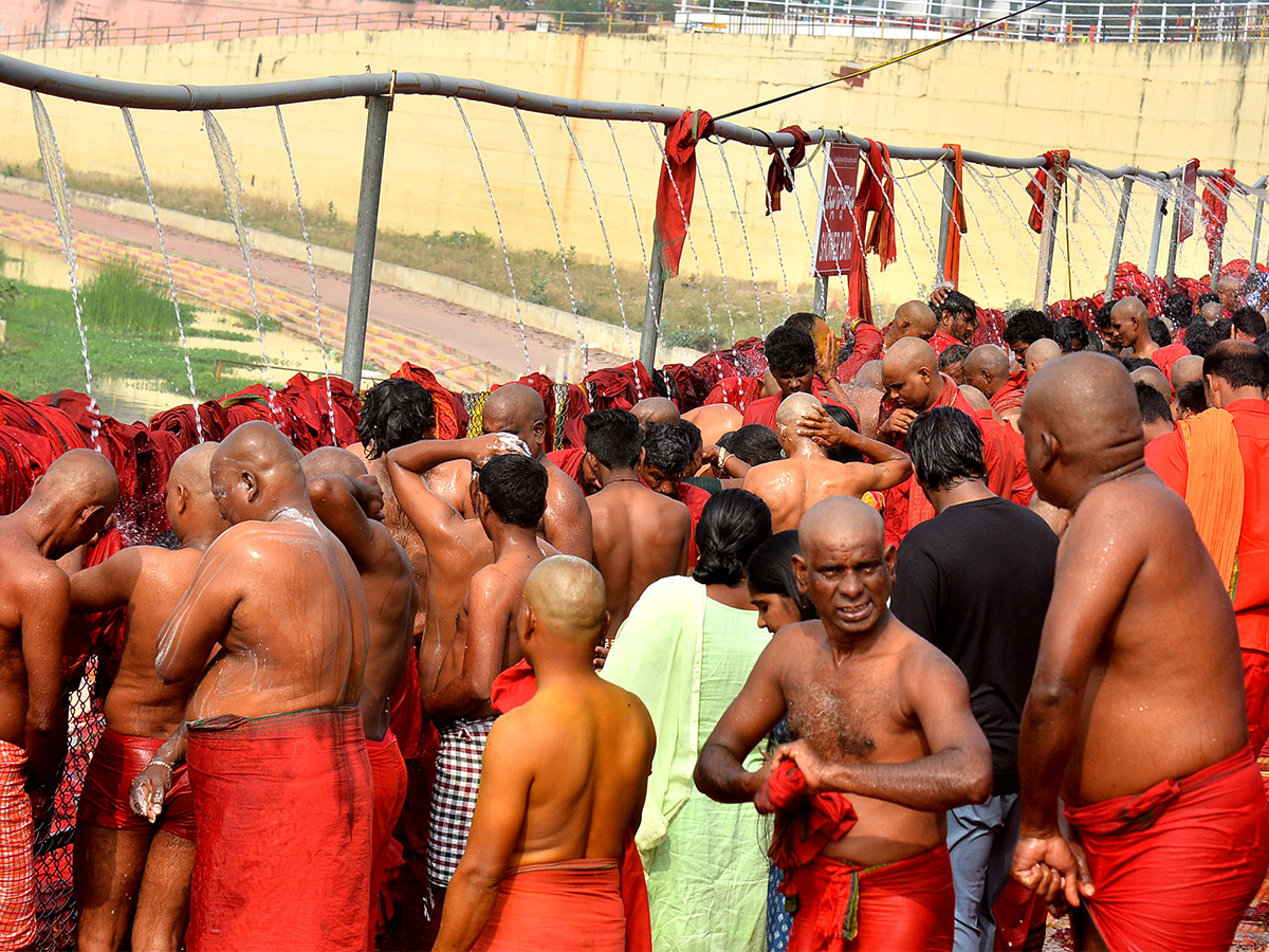 Devotees to end Bhavani Deeksha today at Indrakeeladri in Vijayawada - Sakshi10