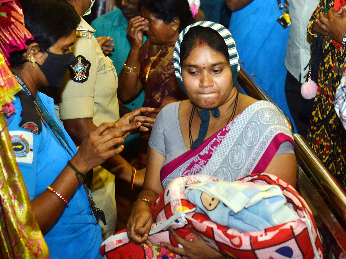 Devotees to end Bhavani Deeksha today at Indrakeeladri in Vijayawada - Sakshi32