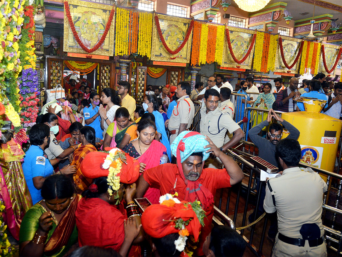 Devotees to end Bhavani Deeksha today at Indrakeeladri in Vijayawada - Sakshi36