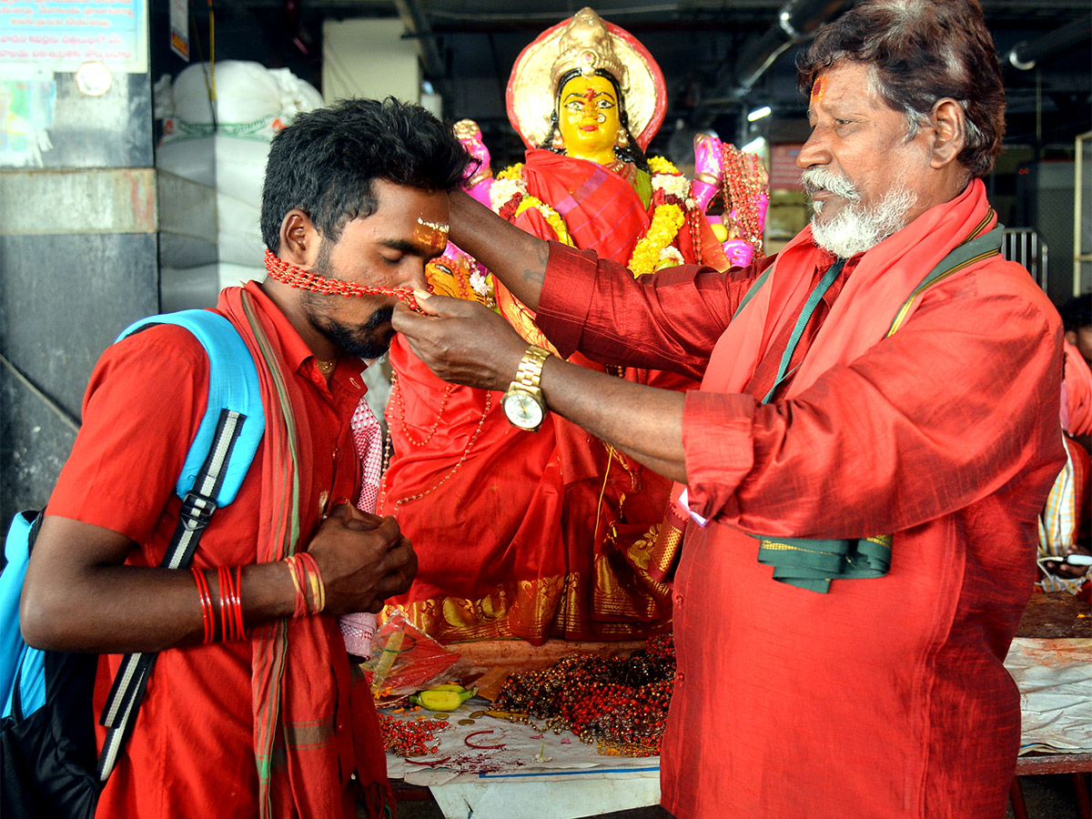 Devotees to end Bhavani Deeksha today at Indrakeeladri in Vijayawada - Sakshi2