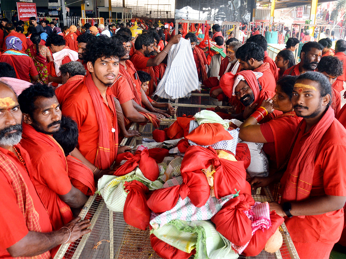 Devotees to end Bhavani Deeksha today at Indrakeeladri in Vijayawada - Sakshi3