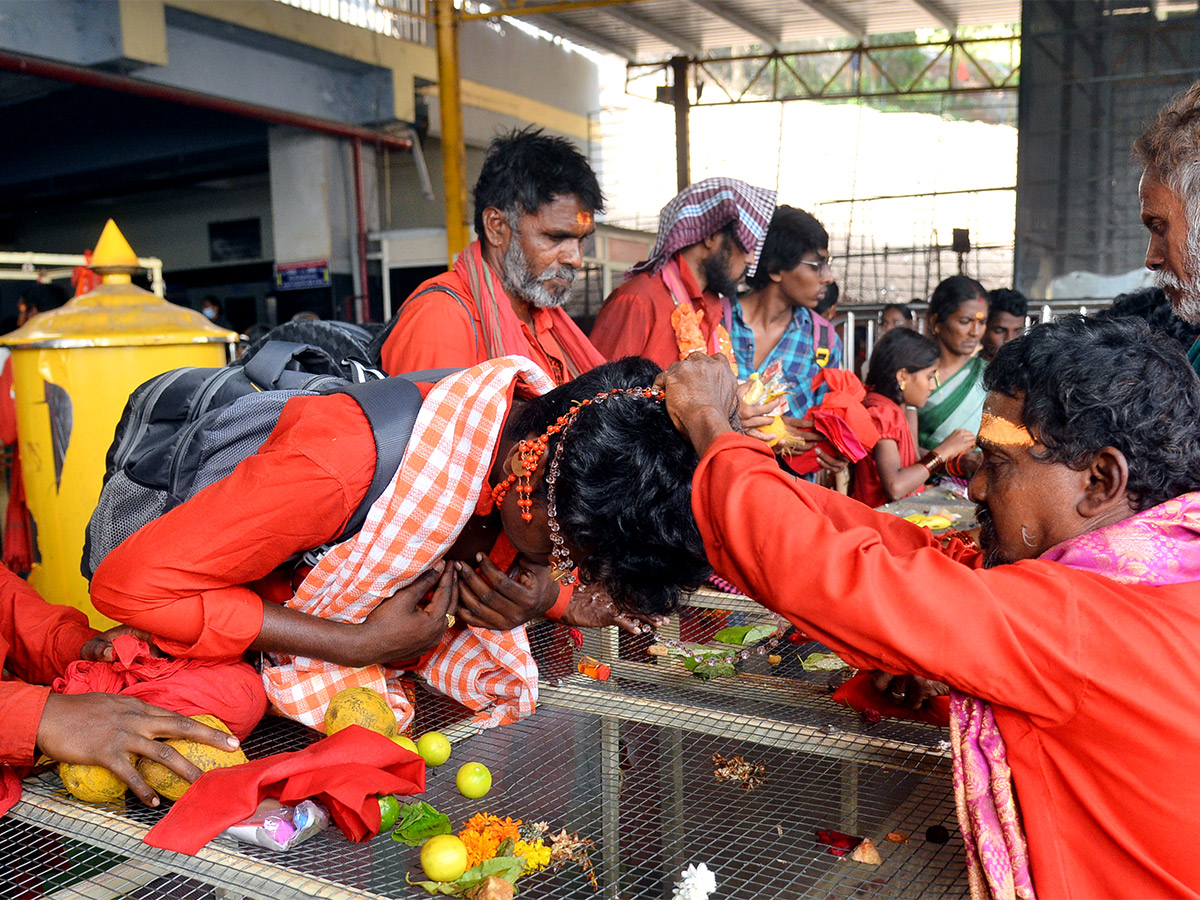 Devotees to end Bhavani Deeksha today at Indrakeeladri in Vijayawada - Sakshi4