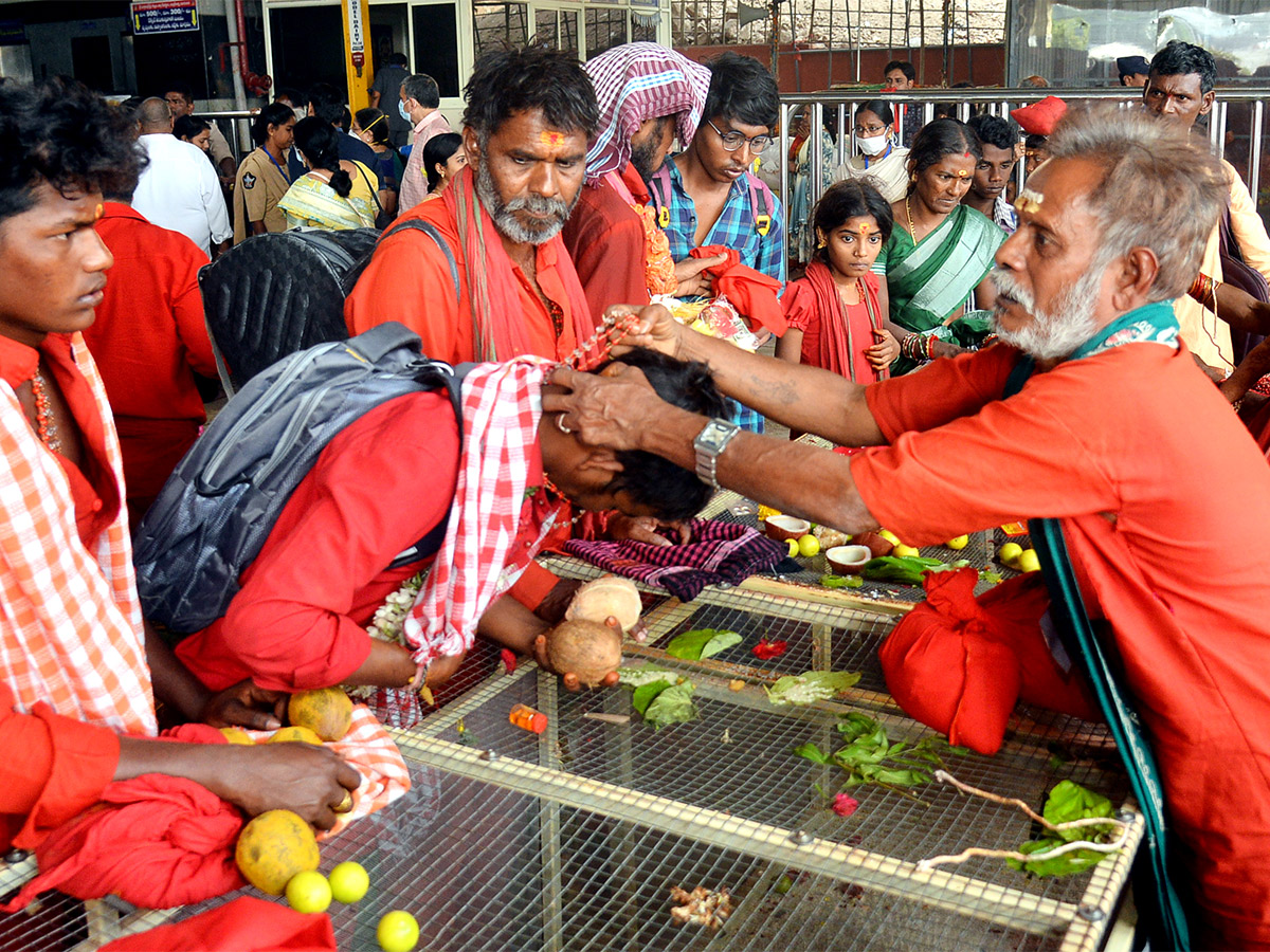 Devotees to end Bhavani Deeksha today at Indrakeeladri in Vijayawada - Sakshi5