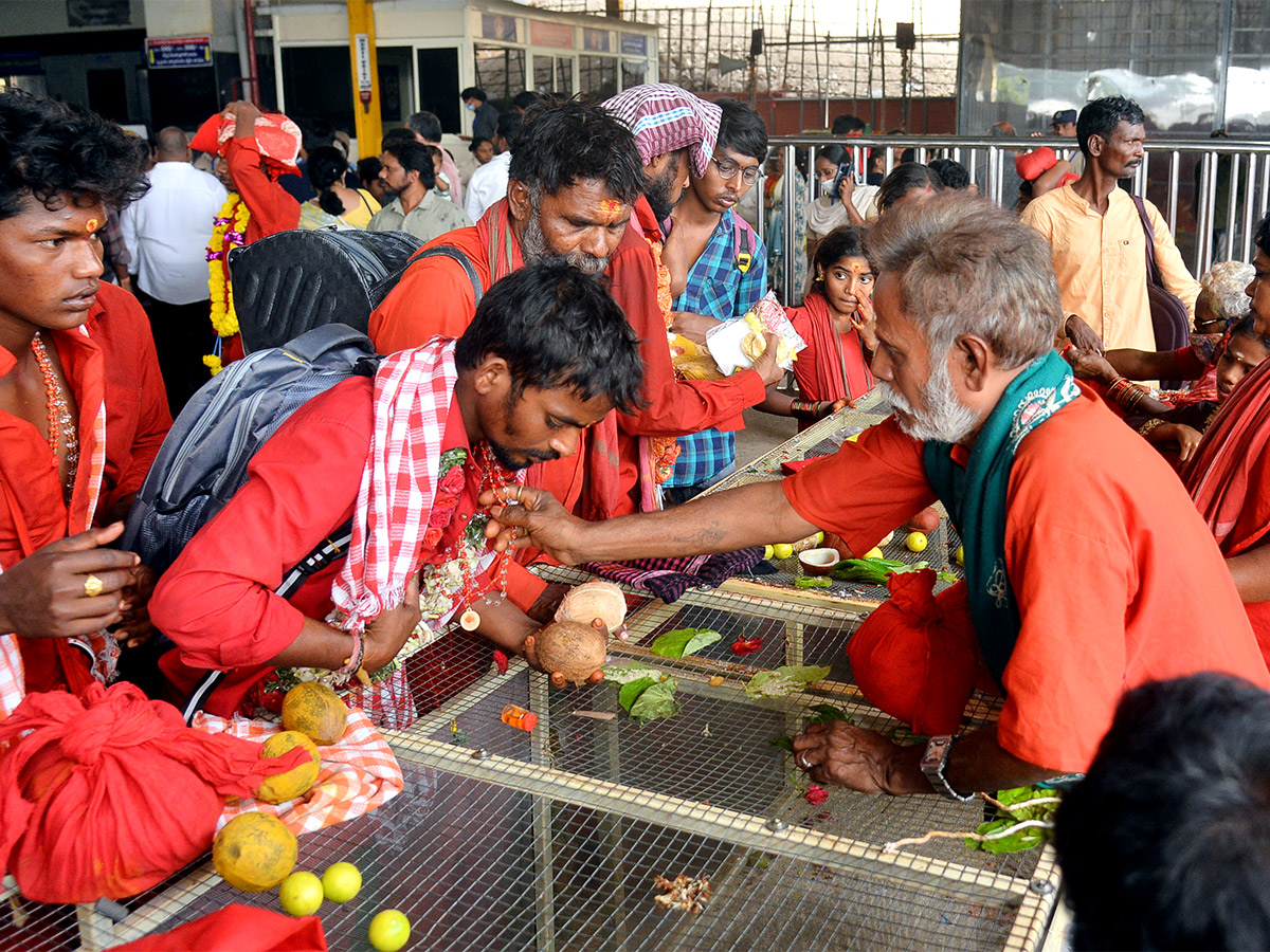 Devotees to end Bhavani Deeksha today at Indrakeeladri in Vijayawada - Sakshi6