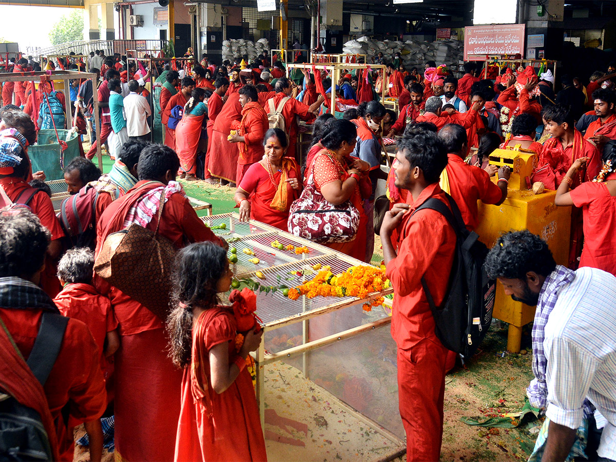 Devotees to end Bhavani Deeksha today at Indrakeeladri in Vijayawada - Sakshi7