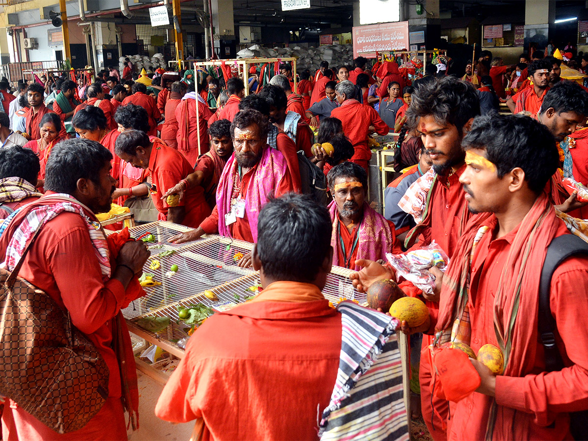 Devotees to end Bhavani Deeksha today at Indrakeeladri in Vijayawada - Sakshi8