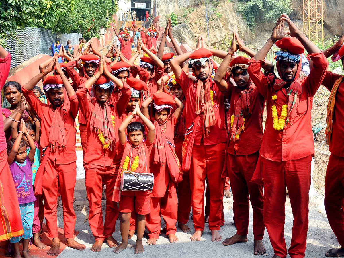 Devotees to end Bhavani Deeksha today at Indrakeeladri in Vijayawada - Sakshi9