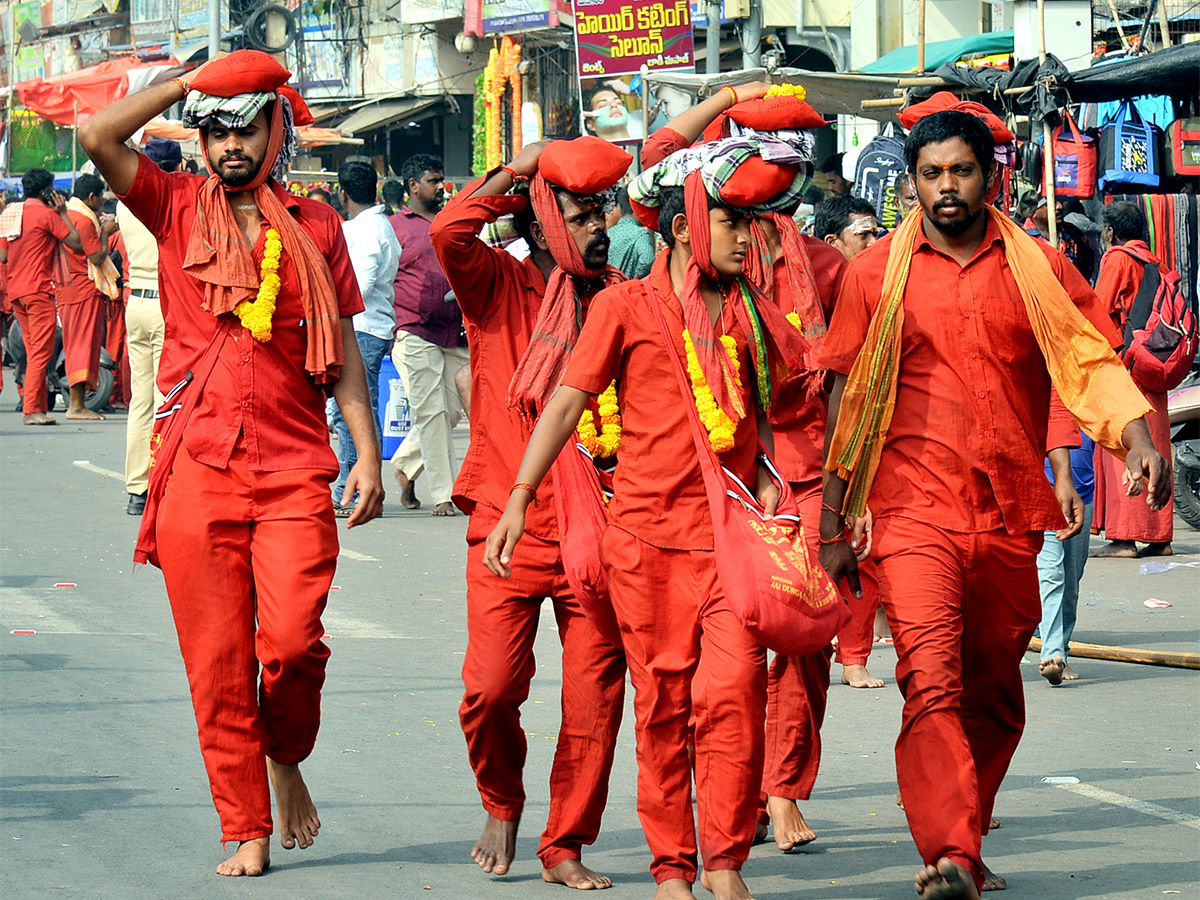 Devotees to end Bhavani Deeksha today at Indrakeeladri in Vijayawada - Sakshi15