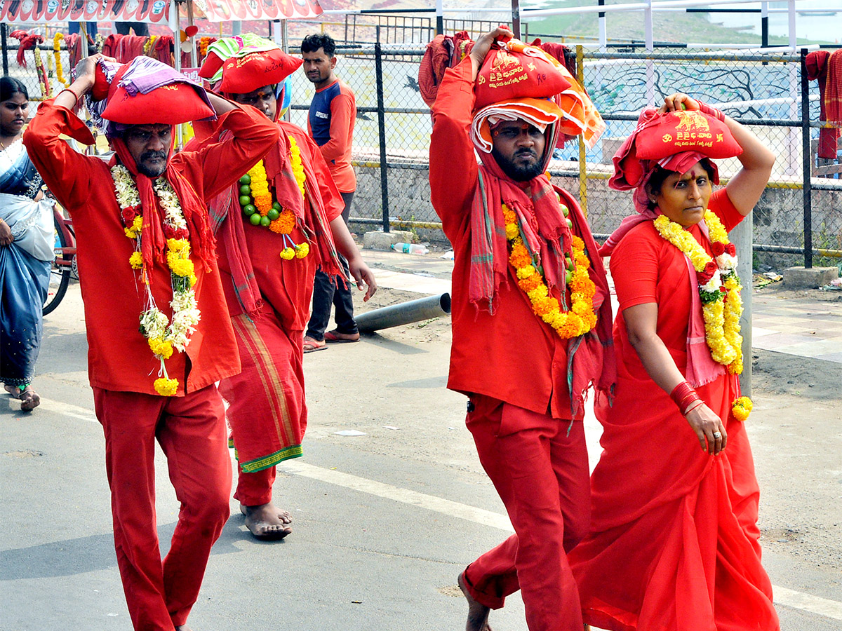 Devotees to end Bhavani Deeksha today at Indrakeeladri in Vijayawada - Sakshi16