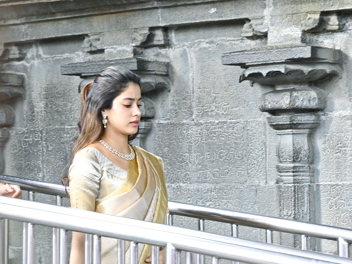 Devara Actress Janhvi Kapoor With Maheswari Visits Tirumala Photos - Sakshi2