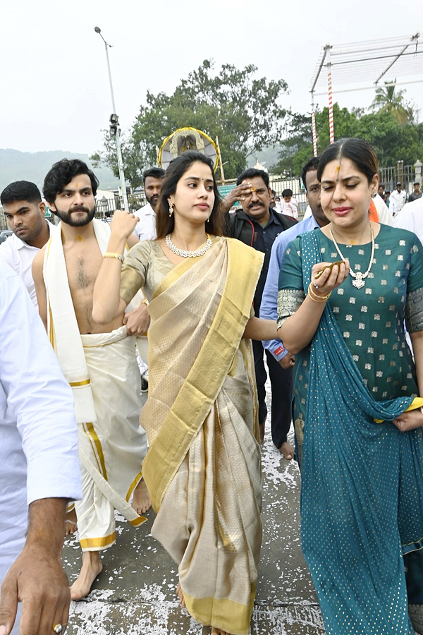 Devara Actress Janhvi Kapoor With Maheswari Visits Tirumala Photos - Sakshi12