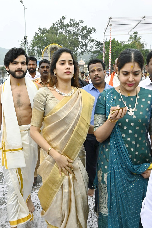 Devara Actress Janhvi Kapoor With Maheswari Visits Tirumala Photos - Sakshi13