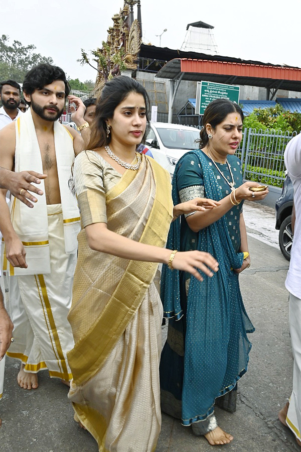 Devara Actress Janhvi Kapoor With Maheswari Visits Tirumala Photos - Sakshi16