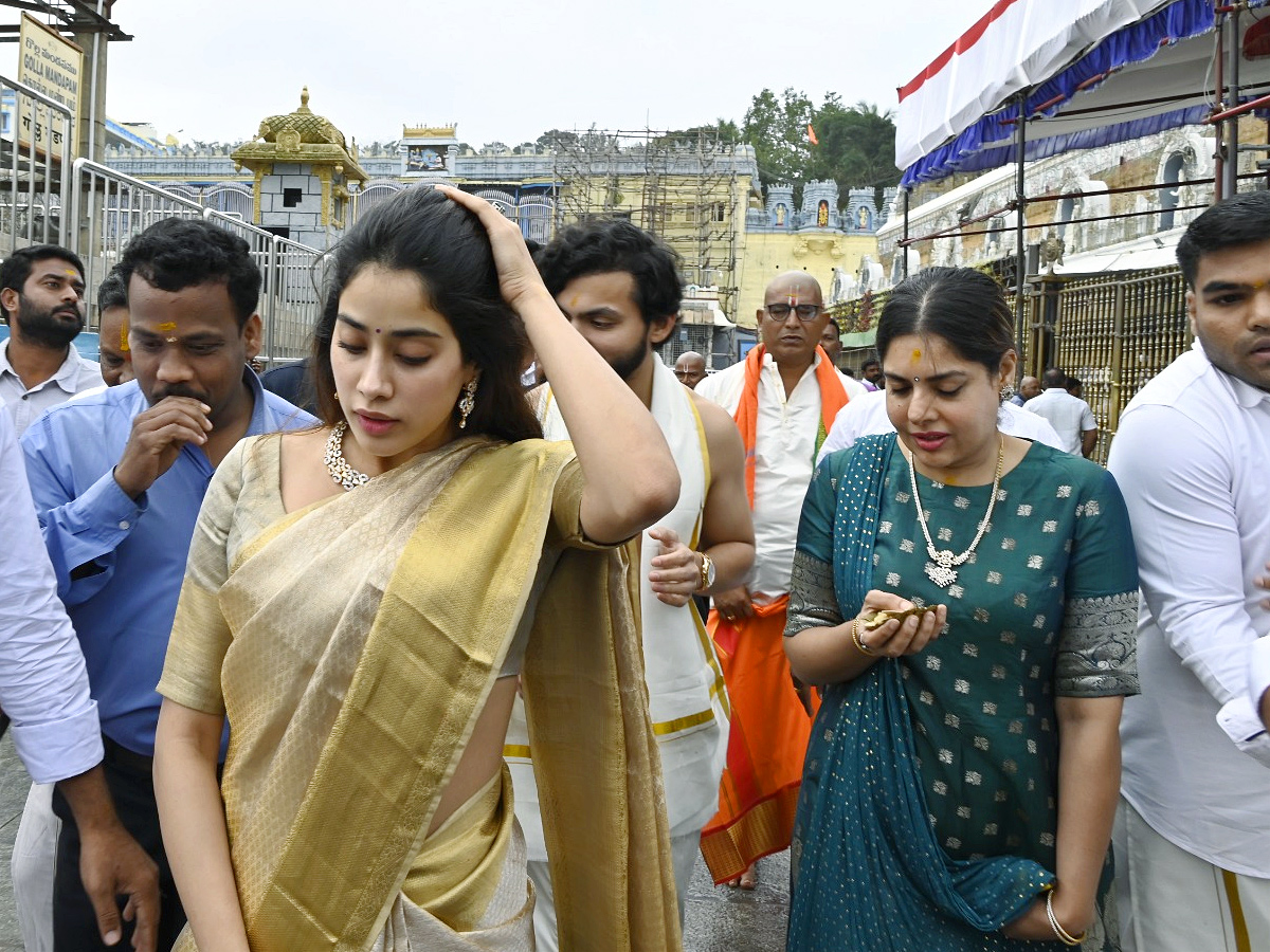 Devara Actress Janhvi Kapoor With Maheswari Visits Tirumala Photos - Sakshi4