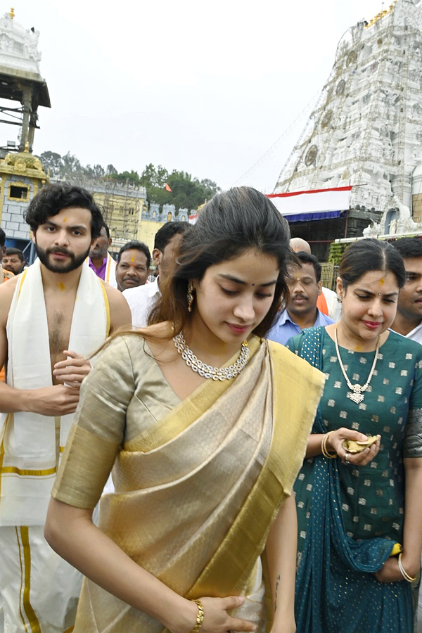 Devara Actress Janhvi Kapoor With Maheswari Visits Tirumala Photos - Sakshi5