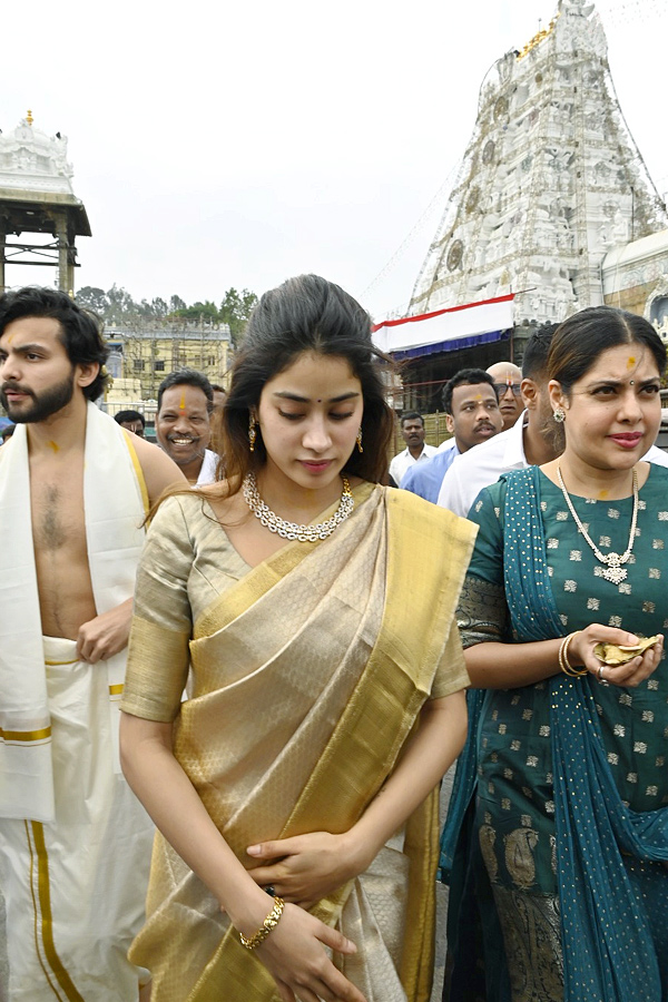 Devara Actress Janhvi Kapoor With Maheswari Visits Tirumala Photos - Sakshi6