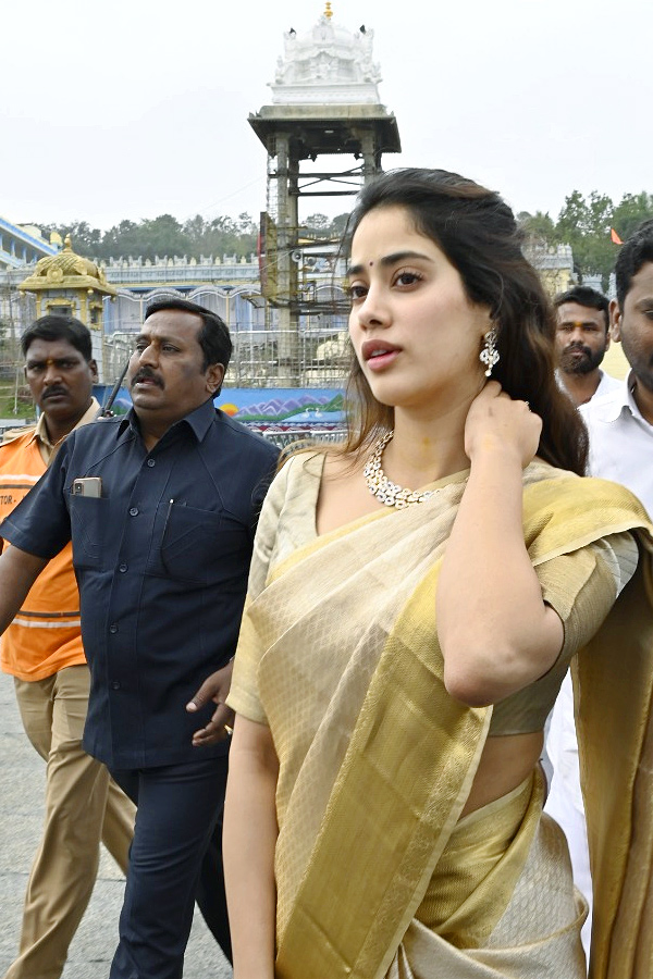 Devara Actress Janhvi Kapoor With Maheswari Visits Tirumala Photos - Sakshi7