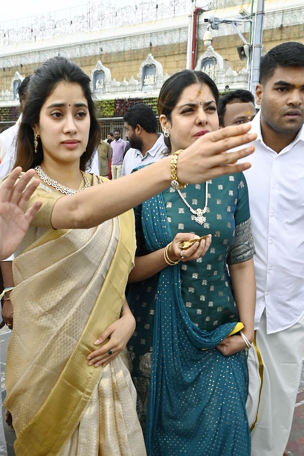 Devara Actress Janhvi Kapoor With Maheswari Visits Tirumala Photos - Sakshi8