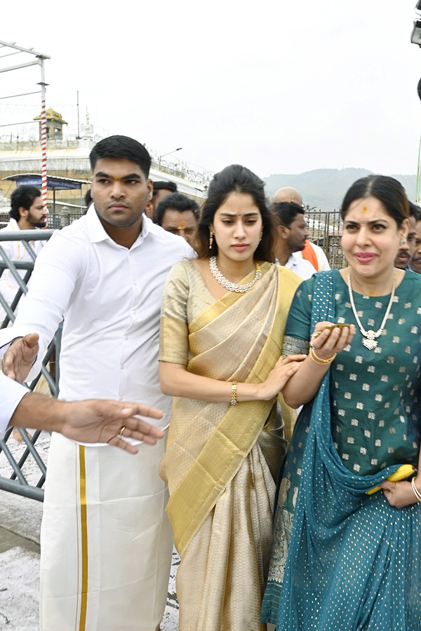 Devara Actress Janhvi Kapoor With Maheswari Visits Tirumala Photos - Sakshi9