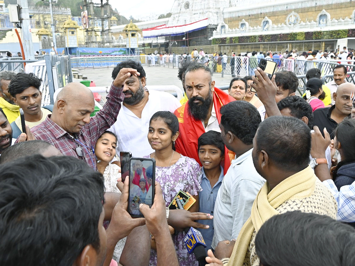 Salaar Movie Villain Ramachandra Raju Visits Tirumala Photos  - Sakshi14