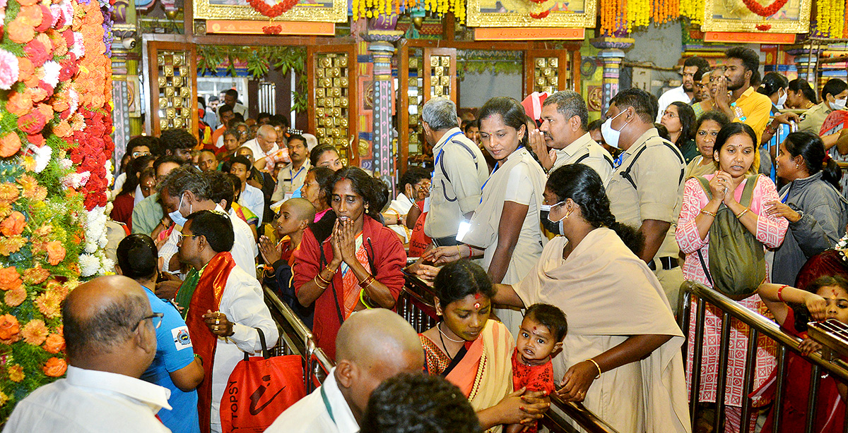 Bhavani Deeksha Viramana in Vijayawada Durga Temple Photos - Sakshi4