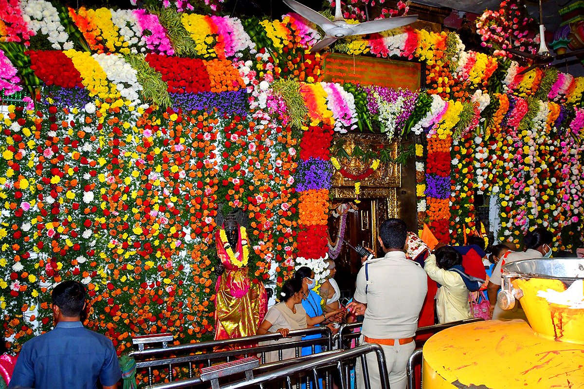 Bhavani Deeksha Viramana in Vijayawada Durga Temple Photos - Sakshi18