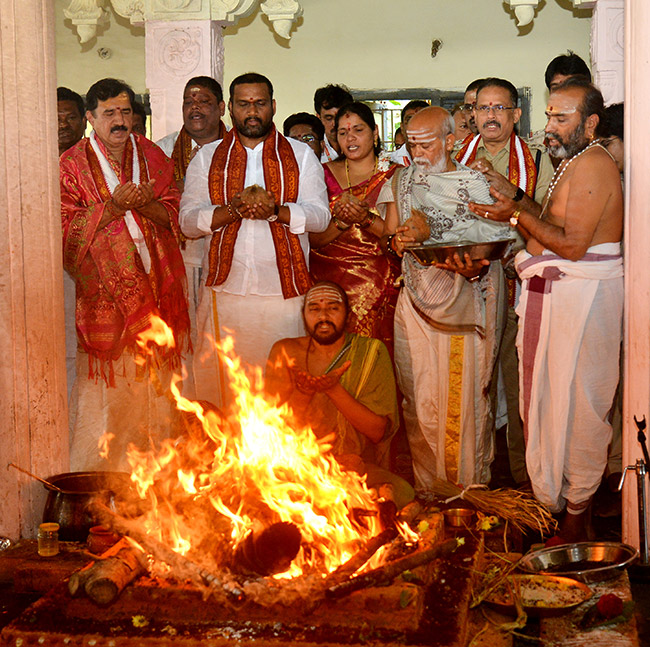 Bhavani Deeksha Viramana in Vijayawada Durga Temple Photos - Sakshi36