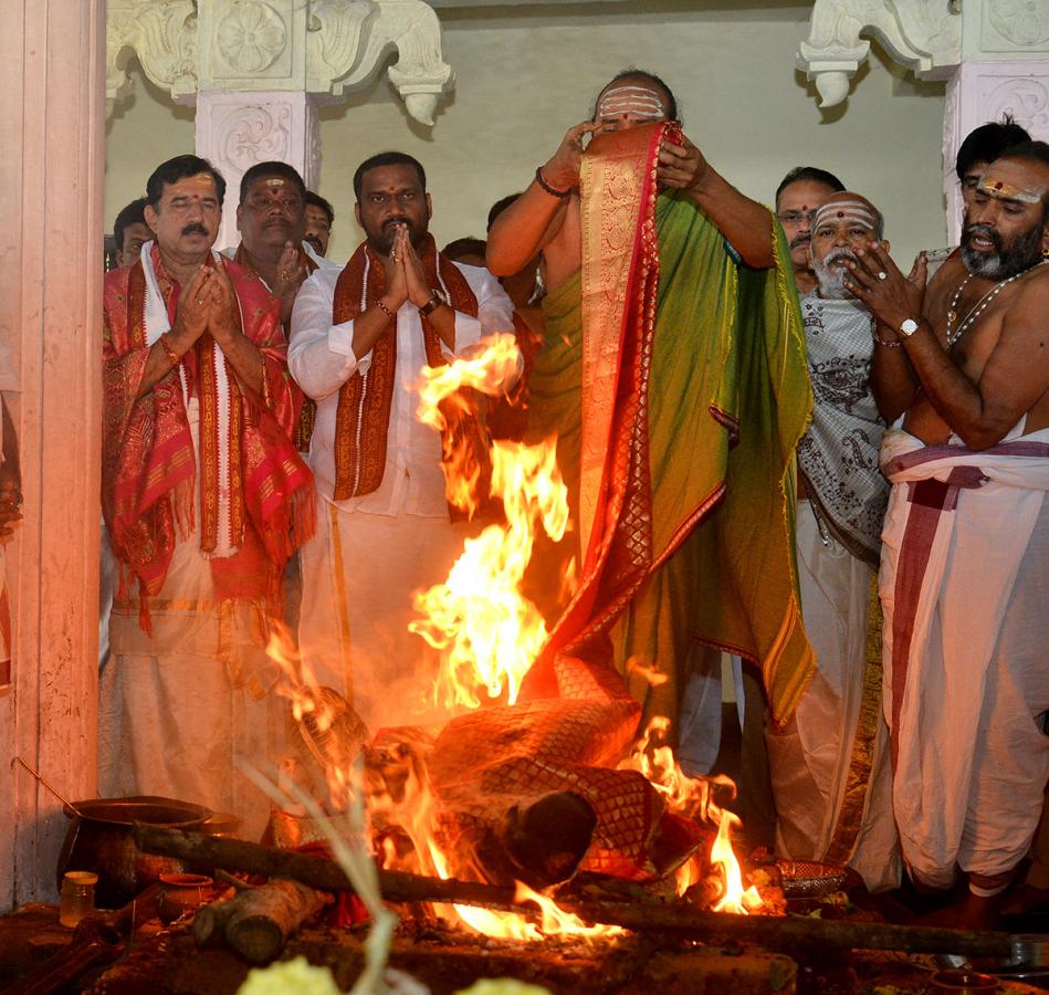 Bhavani Deeksha Viramana in Vijayawada Durga Temple Photos - Sakshi37