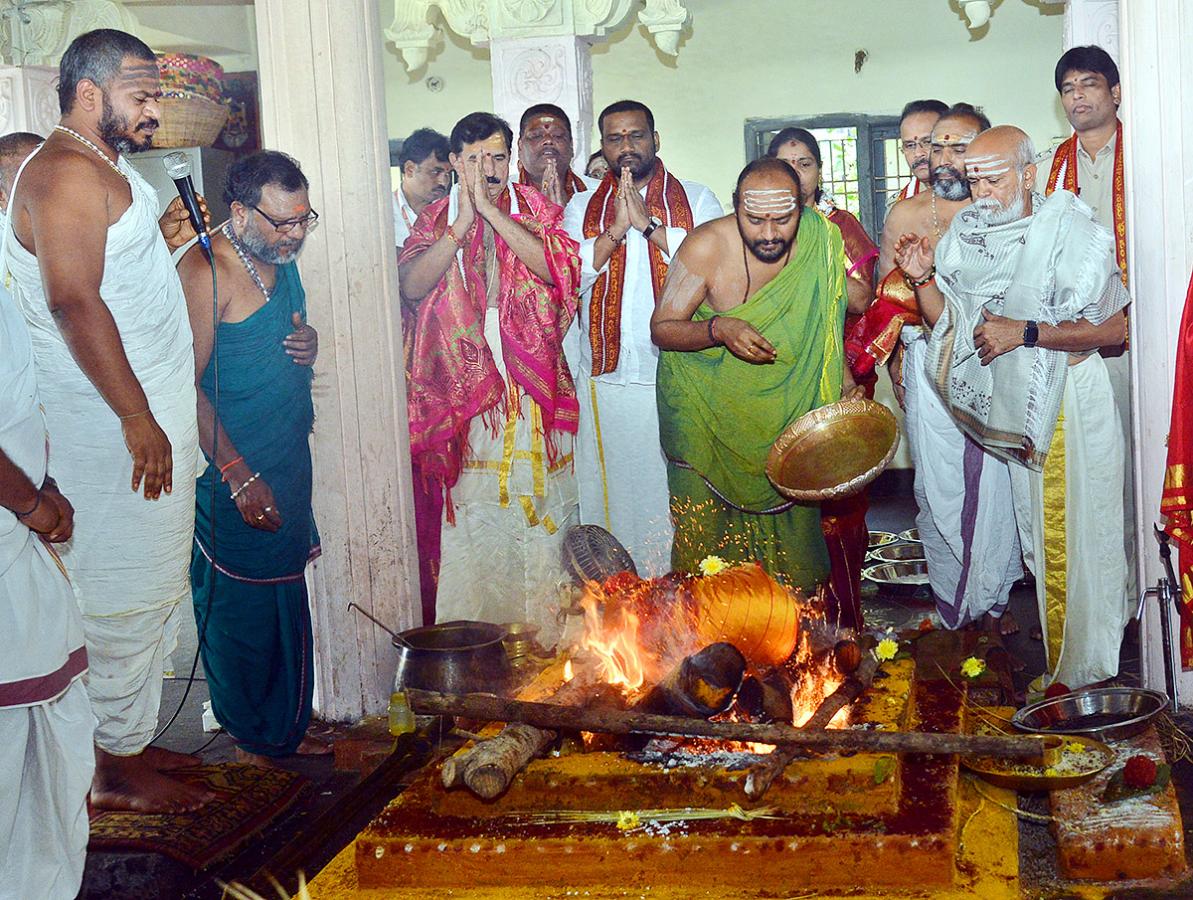 Bhavani Deeksha Viramana in Vijayawada Durga Temple Photos - Sakshi38