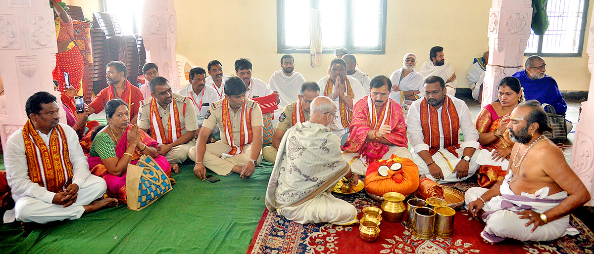 Bhavani Deeksha Viramana in Vijayawada Durga Temple Photos - Sakshi40