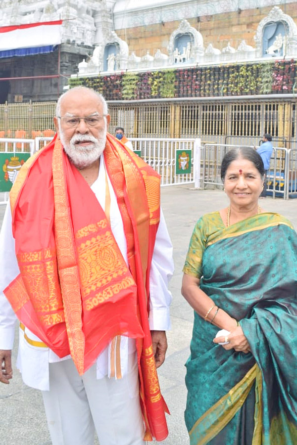 Prabhu Deva With His Father Sundaram Master Visits Tirumala Photos - Sakshi3