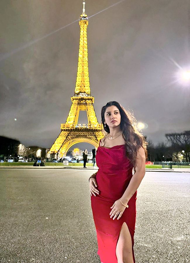 Vishnupriya Bhimeneni Enjoying Vacation In Paris Photos - Sakshi10