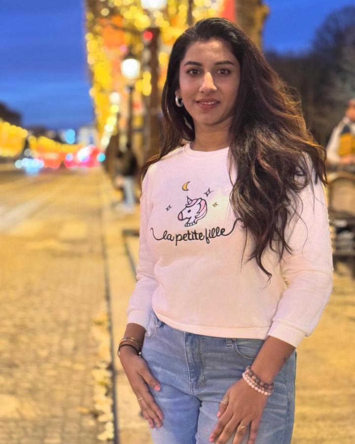 Vishnupriya Bhimeneni Enjoying Vacation In Paris Photos - Sakshi7