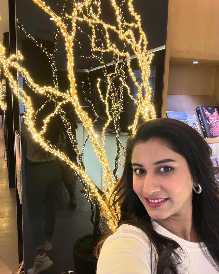 Vishnupriya Bhimeneni Enjoying Vacation In Paris Photos - Sakshi13