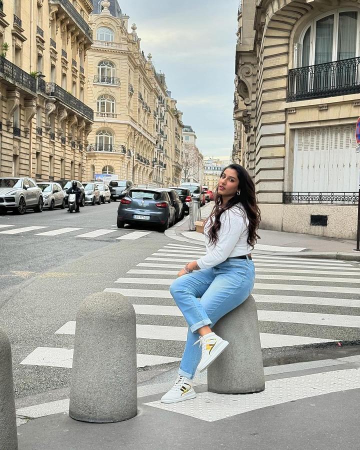 Vishnupriya Bhimeneni Enjoying Vacation In Paris Photos - Sakshi15