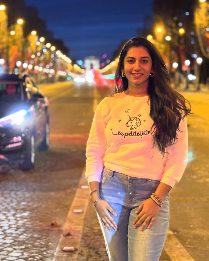 Vishnupriya Bhimeneni Enjoying Vacation In Paris Photos - Sakshi18