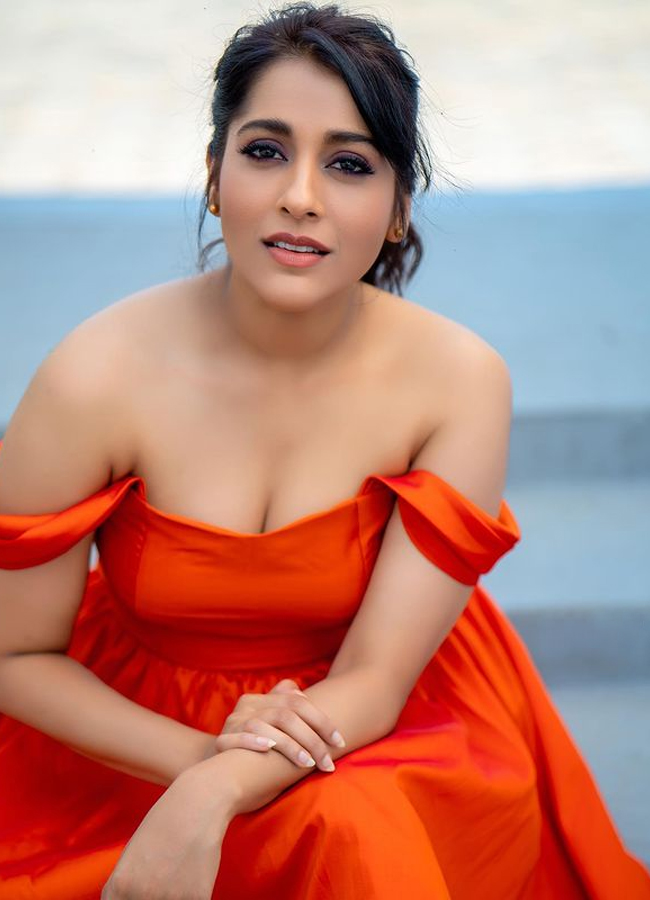 Rashmi Gautam Stylish Avatar Steals The Show Photos - Sakshi4