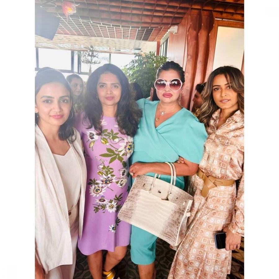 Namrata Shirodkar Enjoying Birthday Party With Her Friends Photos Viral  - Sakshi6