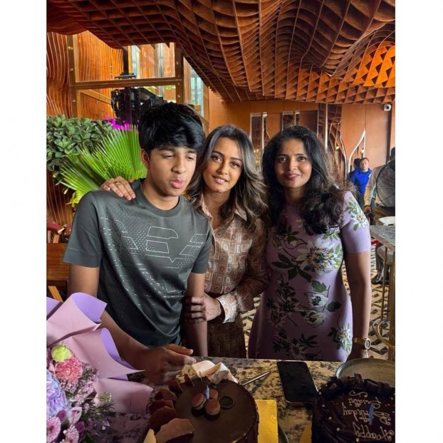 Namrata Shirodkar Enjoying Birthday Party With Her Friends Photos Viral  - Sakshi2