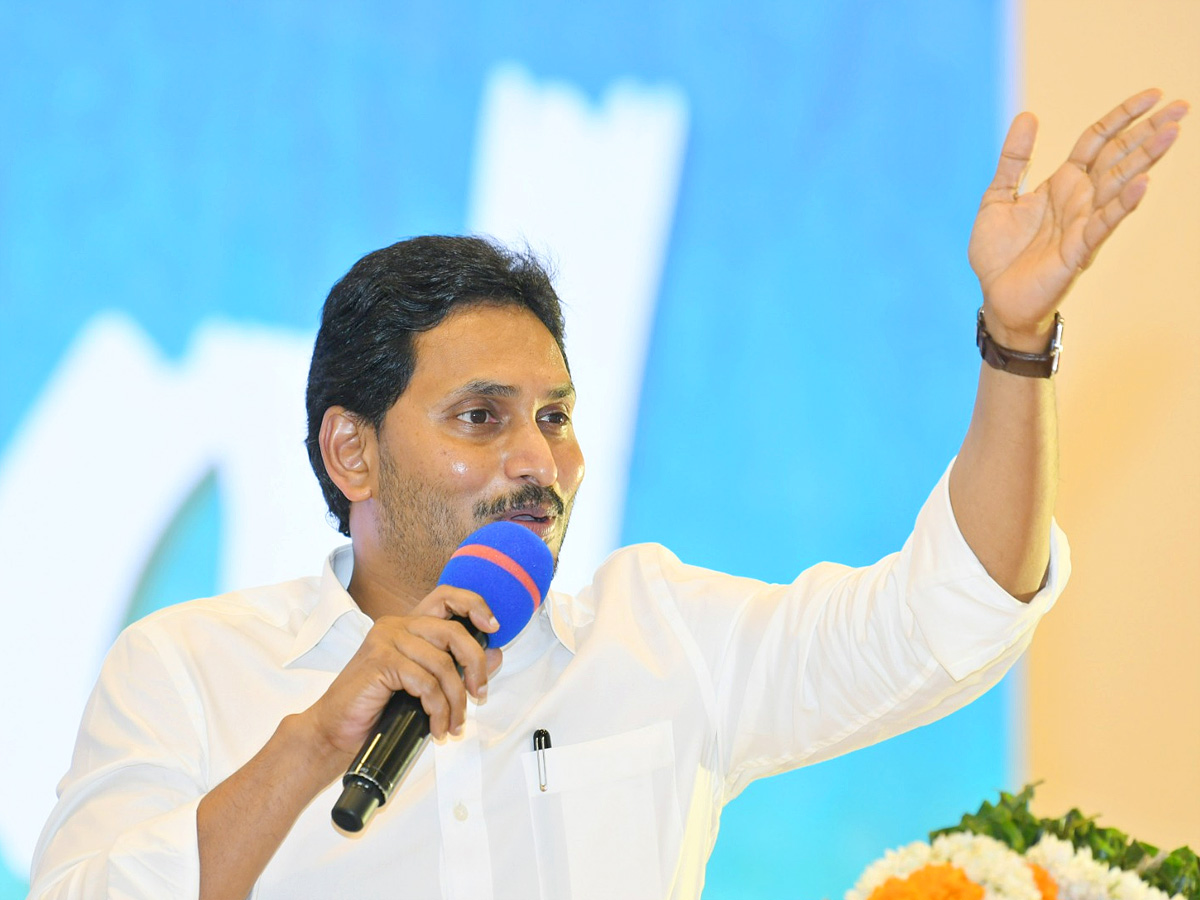 CM Jagan Holds Key Meeting With YSRCP Leaders in Mangalagiri Photos - Sakshi2