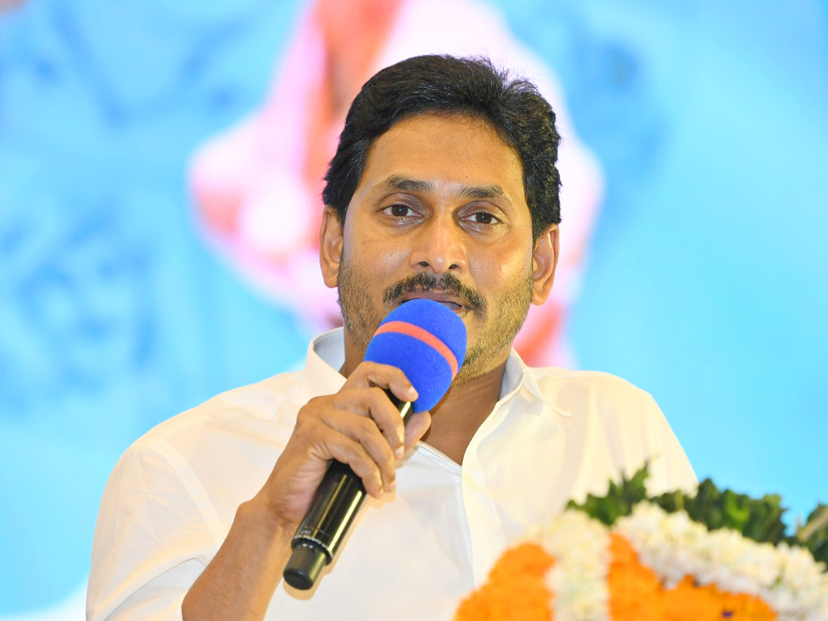 CM Jagan Holds Key Meeting With YSRCP Leaders in Mangalagiri Photos - Sakshi16