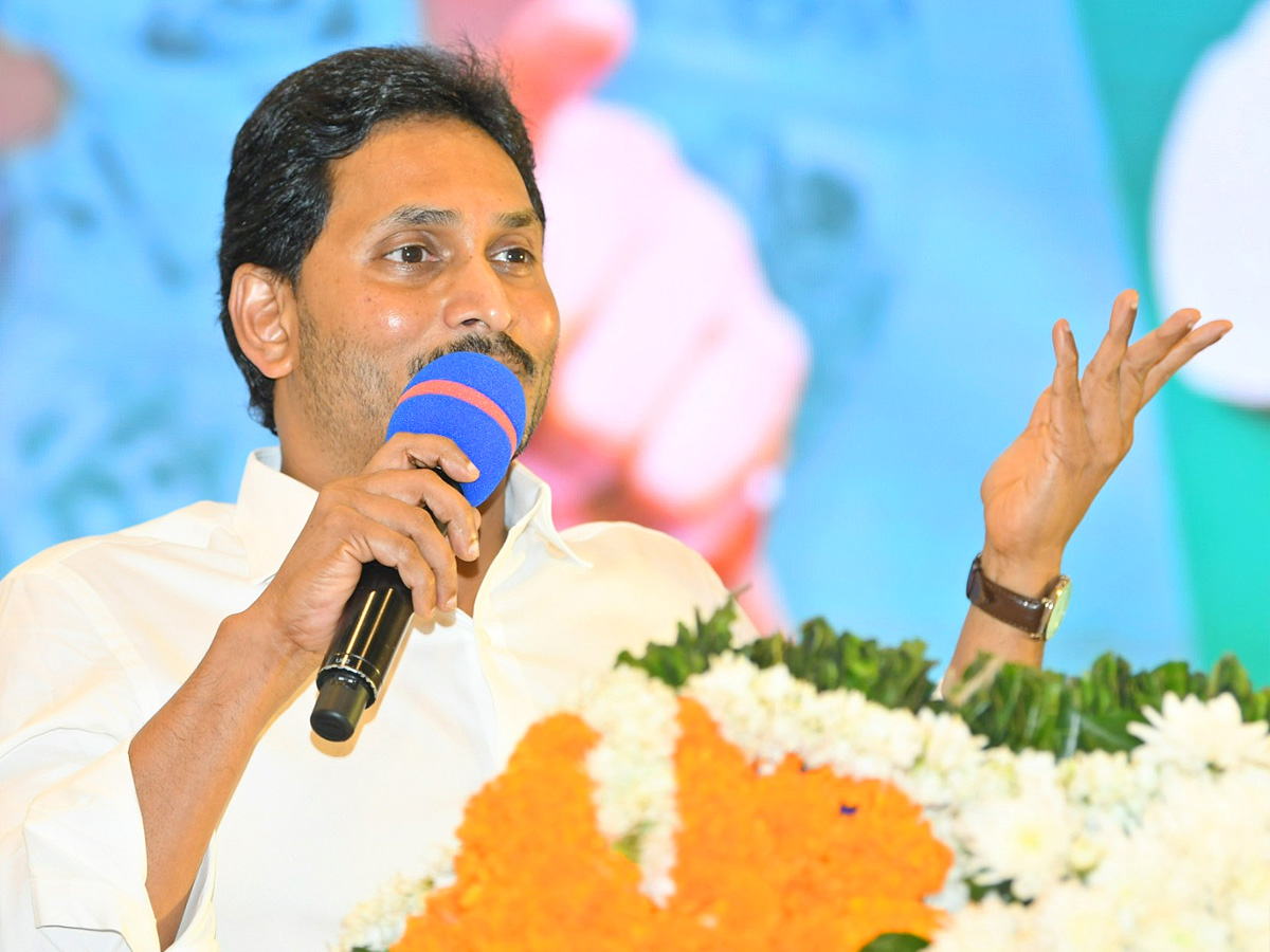 CM Jagan Holds Key Meeting With YSRCP Leaders in Mangalagiri Photos - Sakshi3