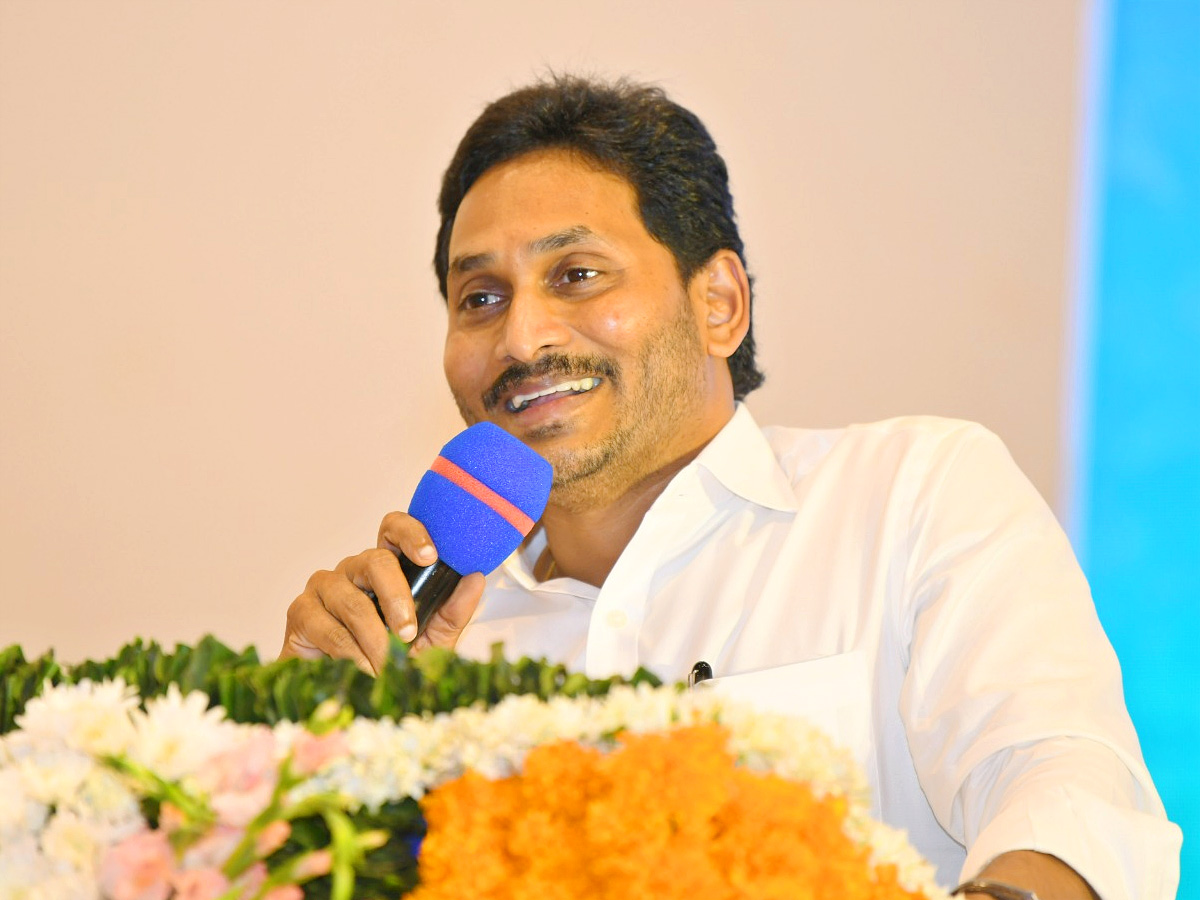 CM Jagan Holds Key Meeting With YSRCP Leaders in Mangalagiri Photos - Sakshi20