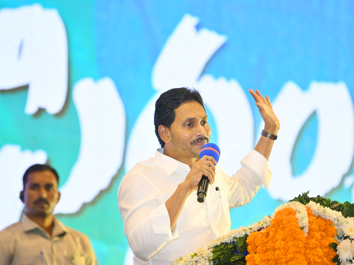 CM Jagan Holds Key Meeting With YSRCP Leaders in Mangalagiri Photos - Sakshi21