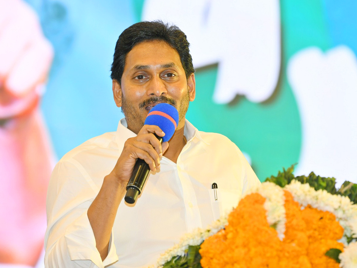 CM Jagan Holds Key Meeting With YSRCP Leaders in Mangalagiri Photos - Sakshi23